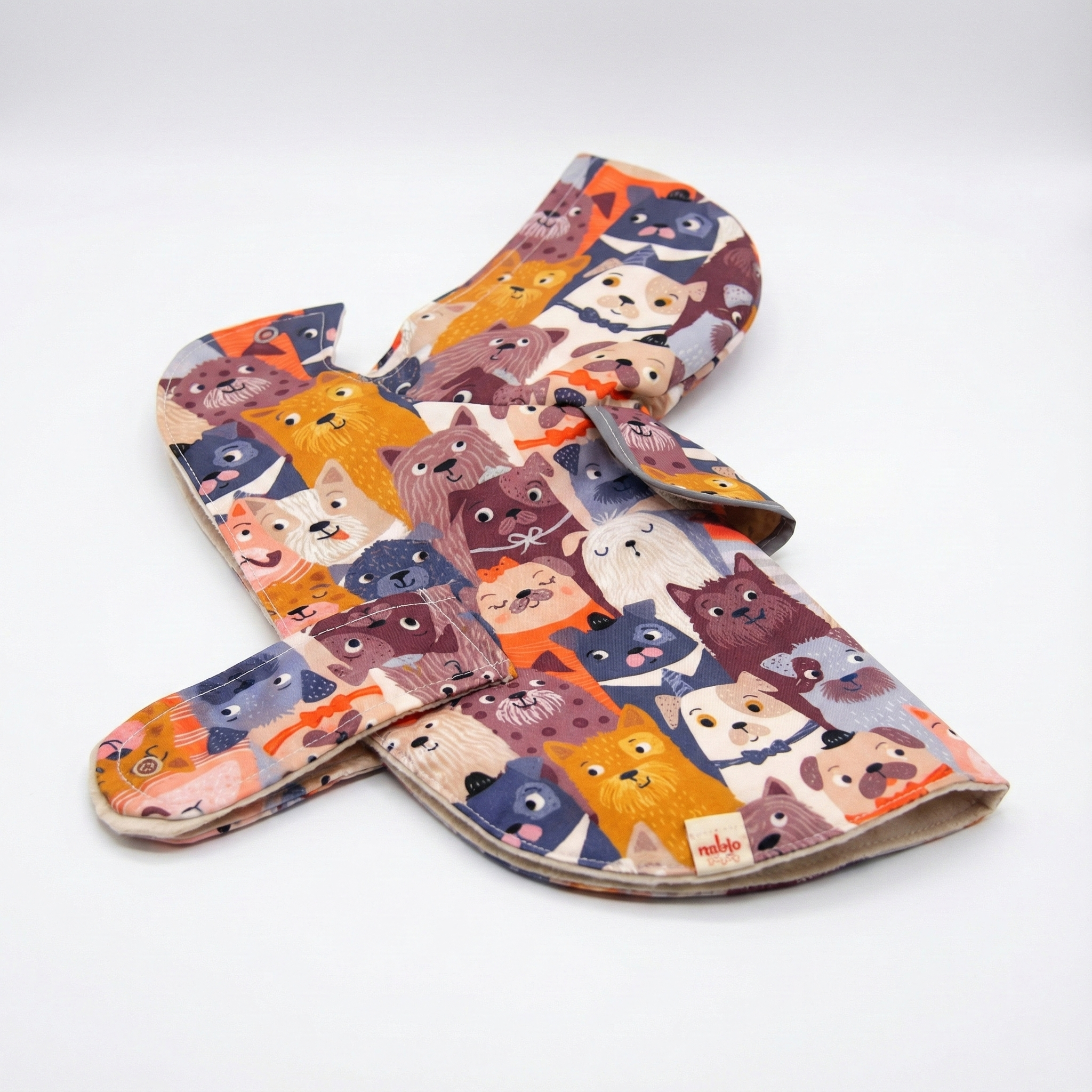 NobleDog eğlenceli köpek desenli yağmurluk açık görünümü. Yumuşak iç astar, ayarlanabilir cırt cırt detayları ve marka etiketli tasarım köpek kıyafeti