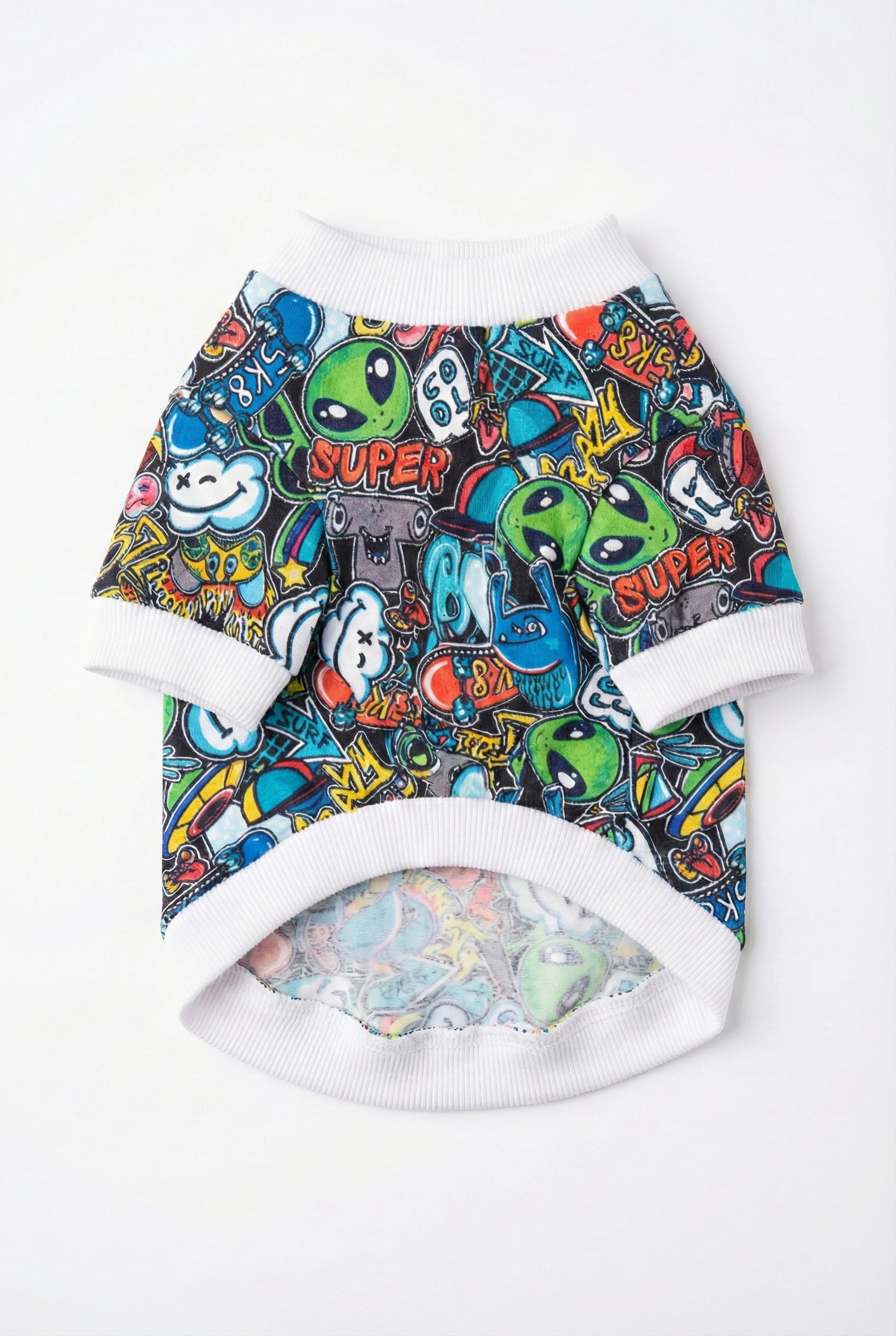 Arkadan görünüm, uzaylı ve kaykay baskılı köpek kıyafeti detayları.