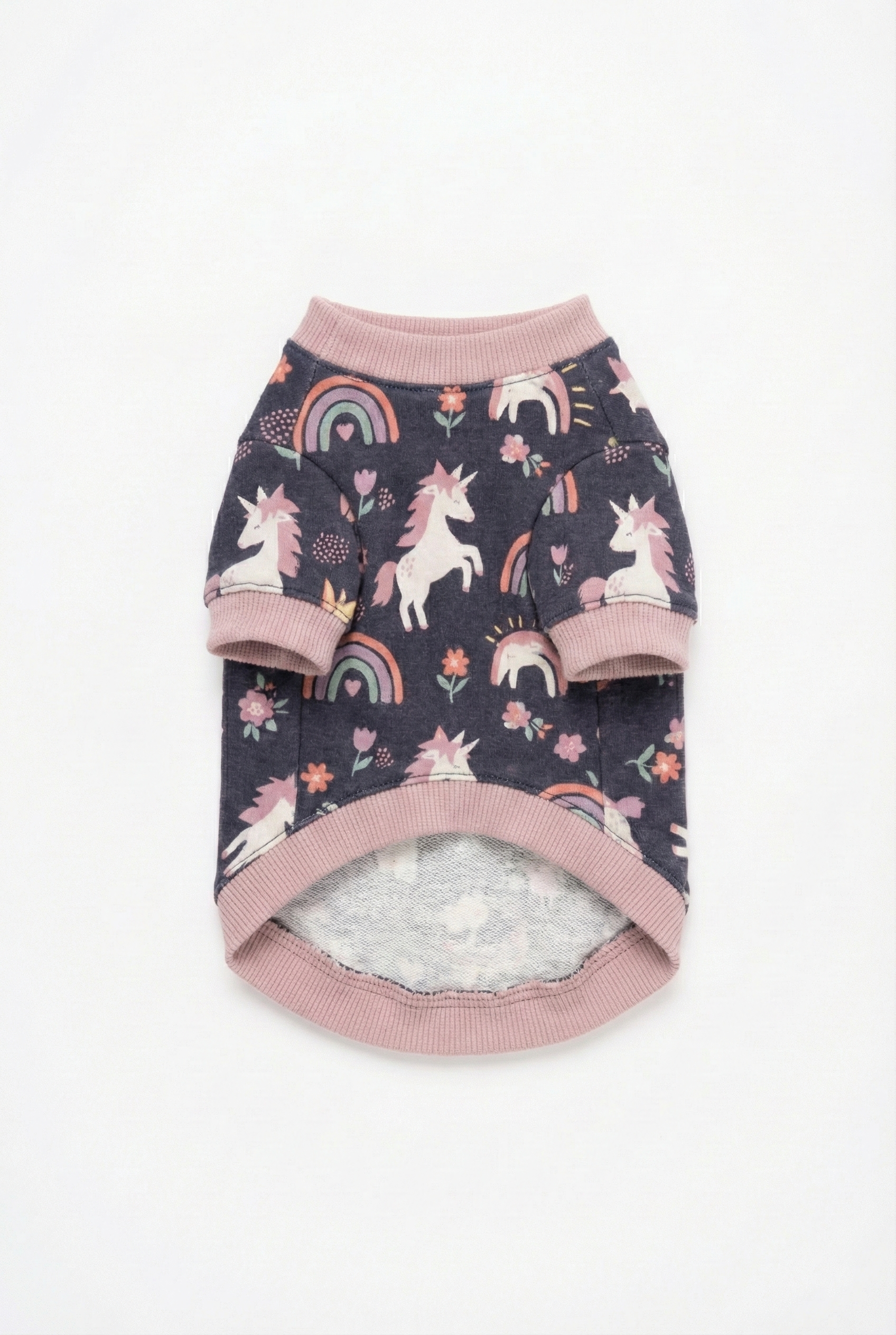 Lacivert üzerine unicorn ve gökkuşağı baskılı köpek kazağı flat lay çekim.