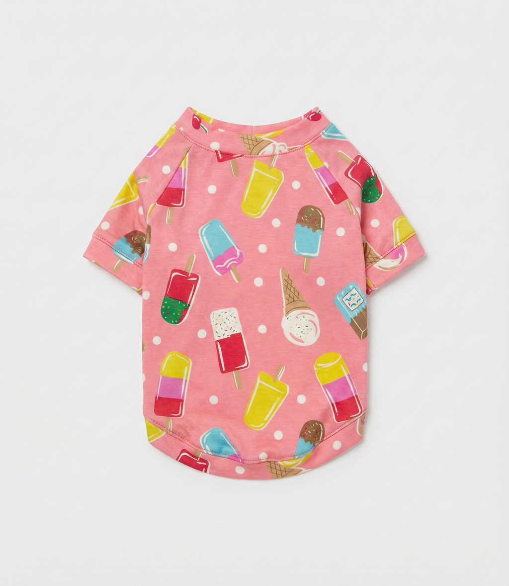 NobleDog esnek dondurma desenli tişörtün Toy Poodle üzerinde yandan duruşu ve kalıp görünümü