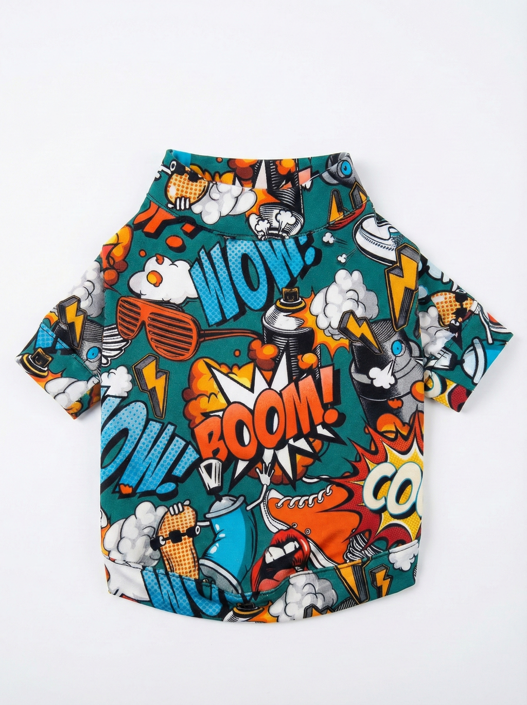 NobleDog çizgi roman (comic) desenli köpek tişörtünün yakından görünümü. Yeşil zemin üzerine renkli BOOM, WOW, COOL yazıları, kaykay ve sprey boya grafikleri içeren, kısa kollu ve esnek yakalı yazlık köpek elbisesi