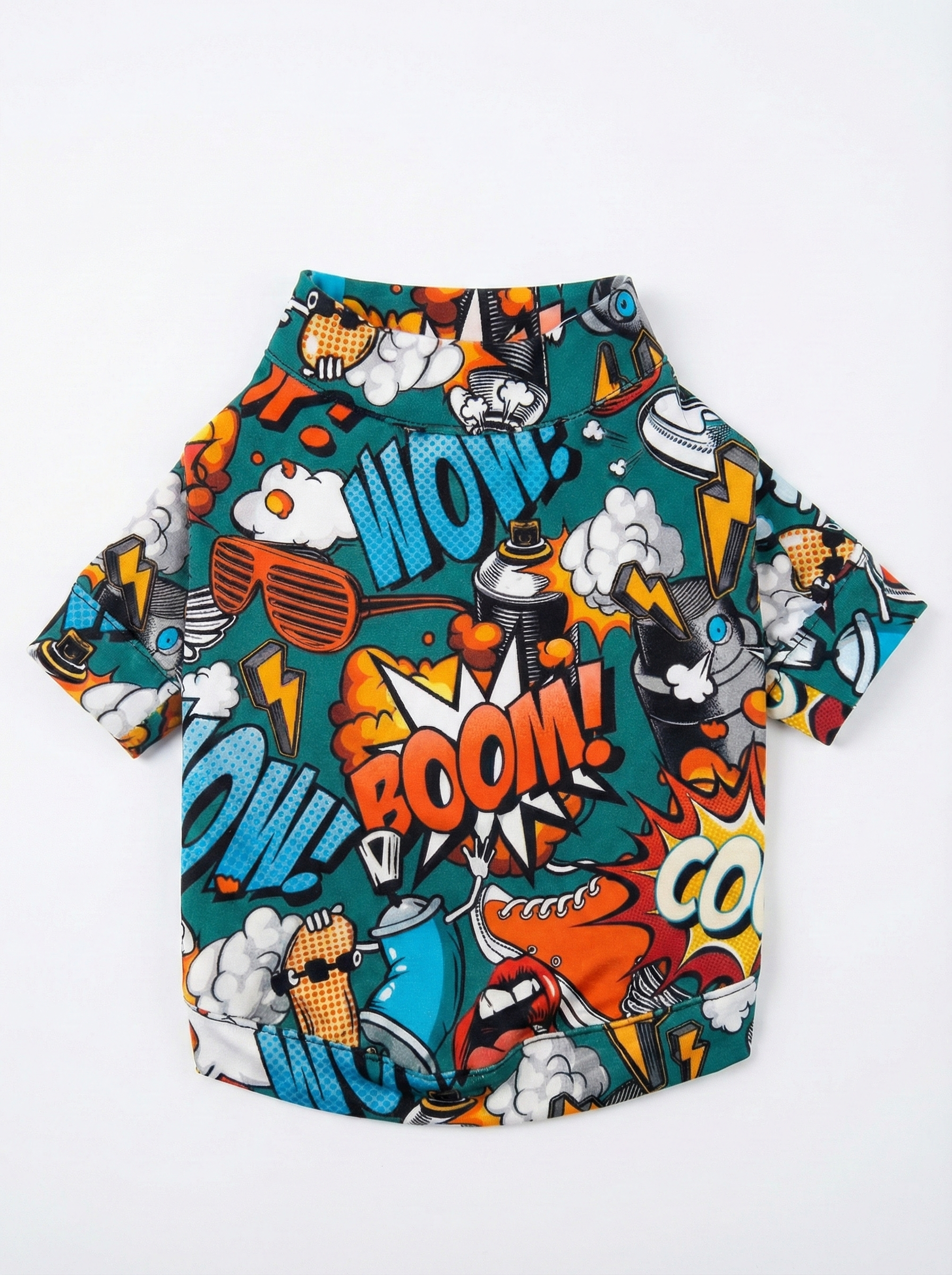 NobleDog çizgi roman (comic) desenli köpek tişörtünün yakından görünümü. Yeşil zemin üzerine renkli BOOM, WOW, COOL yazıları, kaykay ve sprey boya grafikleri içeren, kısa kollu ve esnek yakalı yazlık köpek elbisesi