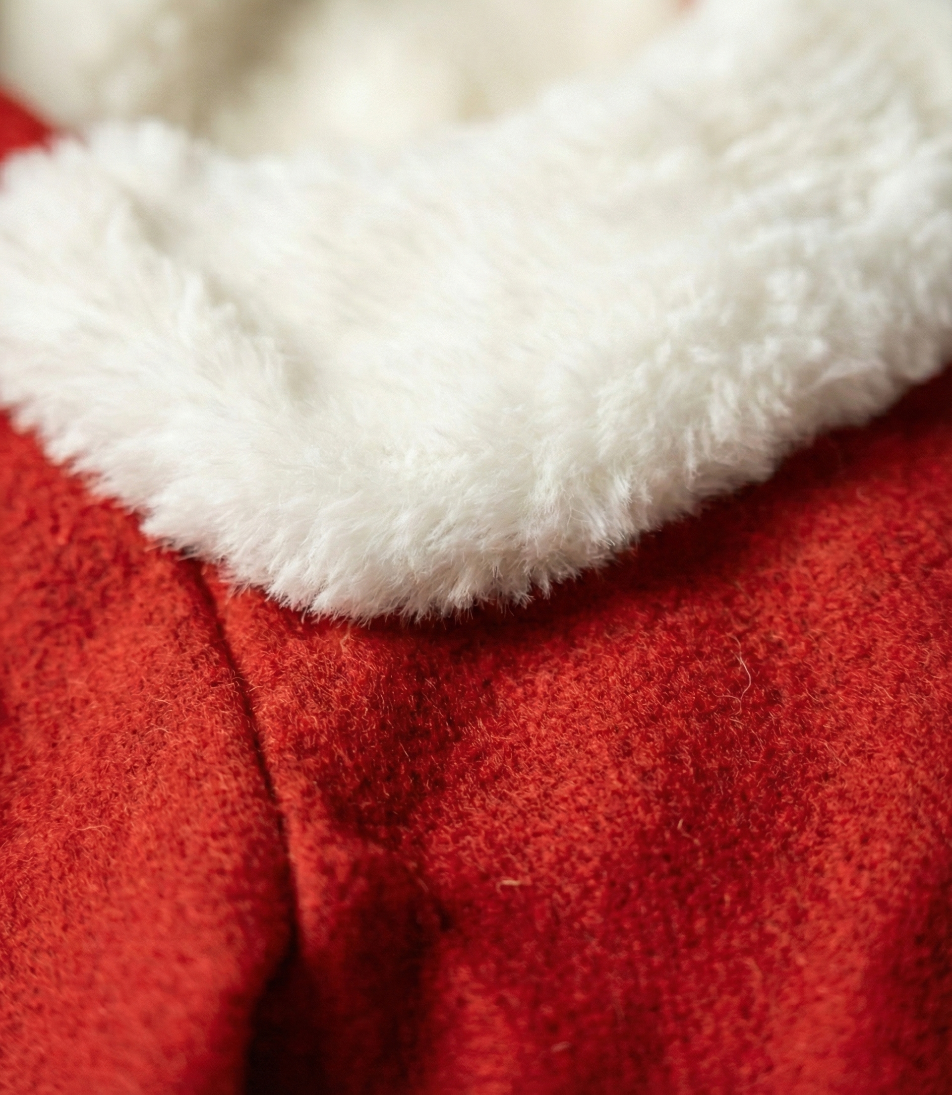 Yumuşak beyaz peluş kürk ve kırmızı kumaş detaylı köpek kıyafeti yakından görünüm