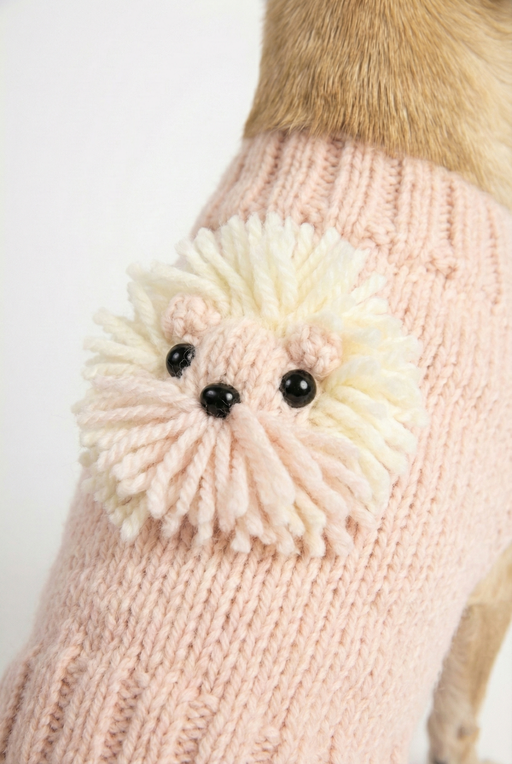 El örgüsü görünümlü köpek kazağı aslan yüzü detayı ve kaliteli triko dokusu yakından görünüm