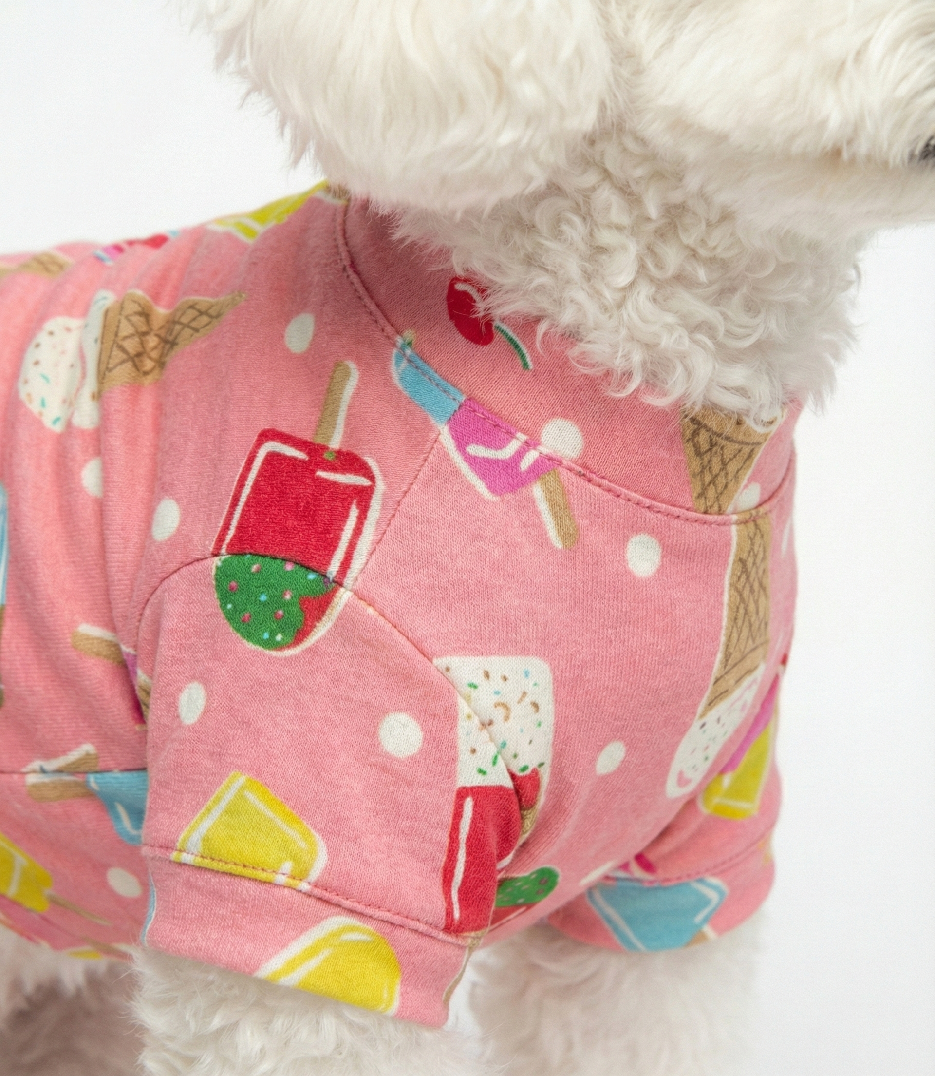 NobleDog dondurma desenli pembe köpek kıyafetinin pamuklu penye kumaş ve renkli baskı detayı.