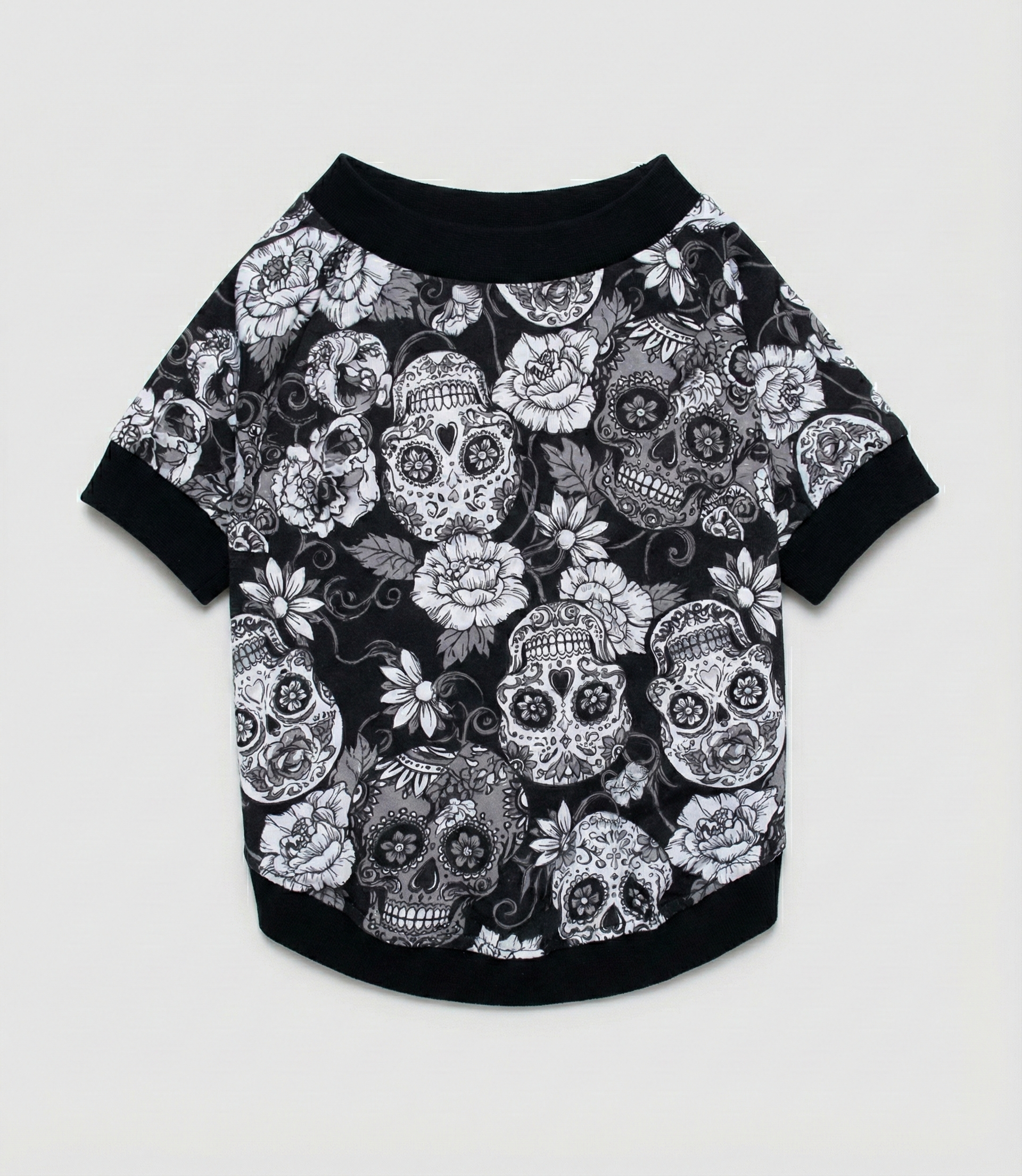 Siyah penye kuru kafa baskılı köpek tişörtü düz görünüm.